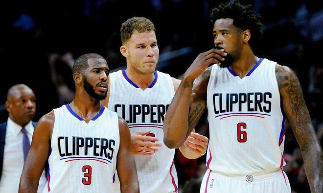 客战那不勒斯替补登场，科斯蒂奇达成尤文生涯100场里程碑（客场对阵那不勒斯，替补出战的科斯蒂奇迎来尤文生涯第100场）