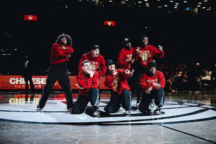 曼联对阵埃弗顿豪取42胜，太妃糖本赛季平均首发年龄最大（曼联对埃弗顿已取42场胜利，太妃糖本季首发平均年龄居首）