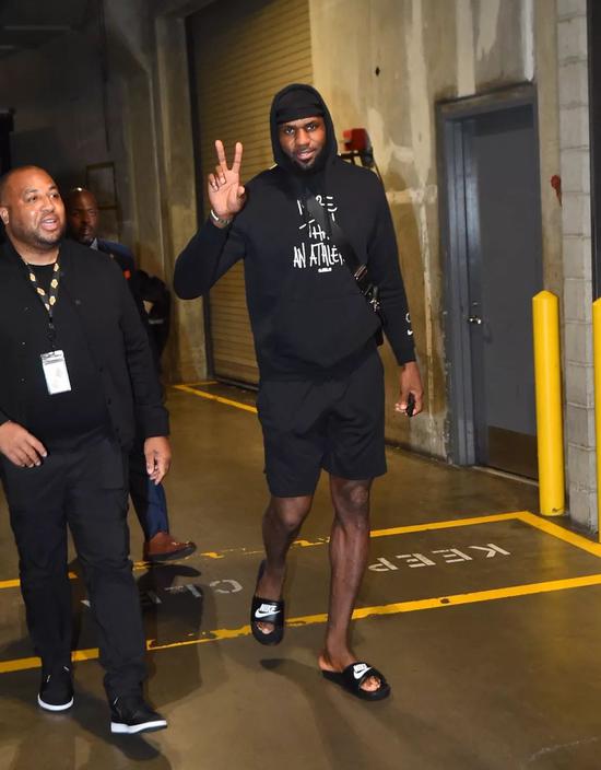 那不勒斯0-0法兰克福，麦克托米奈失良机，埃尔马斯造险（那不勒斯0-0战平法兰克福：麦克托米奈错失良机，埃尔马斯制造险情）