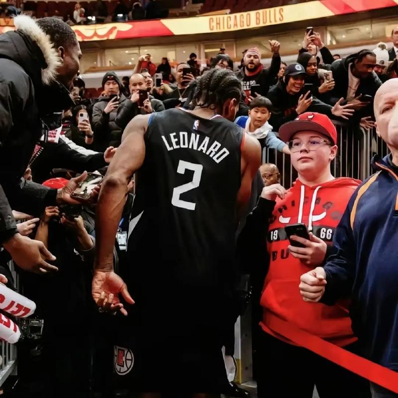 为了球队就算断腿也愿意，40岁的C罗再次夺冠泪洒赛场（为球队拼到断腿也无悔，40岁C罗再夺冠，赛场潸然泪下）