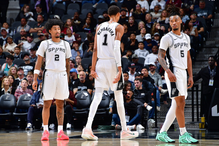 C罗中场休息时对裁判表达不满，讽刺道：你吹得太好了（半场哨响后C罗不满判罚，当面挖苦裁判：你吹得真棒）